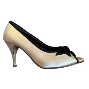 👠 NEW! Newport News Satin Heels Cream with Black Bow Trim Detail Womens …
